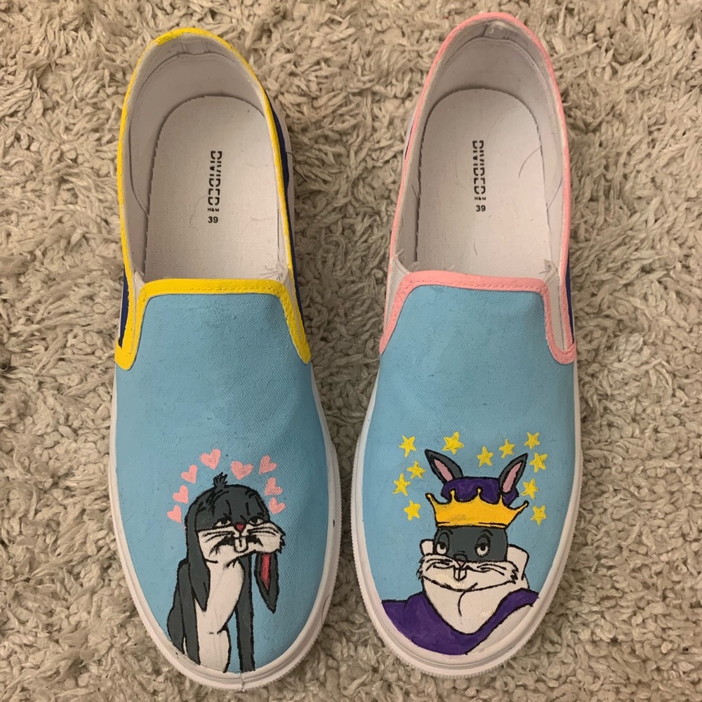 Custom hand painted bugs bunny Slip-Ons - Picture 1 of 3